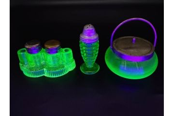 戦前　当時物　ウランガラス　プレスガラス　インクボトル　上品な雰囲気のガラス小物5点セット(ソルト、ペッパー、調味料入れ、インク壷、小物入れ、鉢、小皿、深皿、硝子、和ガラス)(R-082929)