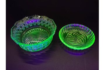 戦前　当時物　ウランガラス　プレスガラス　インクボトル　上品な雰囲気のガラス小物5点セット(ソルト、ペッパー、調味料入れ、インク壷、小物入れ、鉢、小皿、深皿、硝子、和ガラス)(R-082929)
