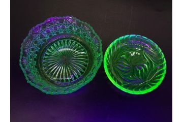 戦前　当時物　ウランガラス　プレスガラス　インクボトル　上品な雰囲気のガラス小物5点セット(ソルト、ペッパー、調味料入れ、インク壷、小物入れ、鉢、小皿、深皿、硝子、和ガラス)(R-082929)