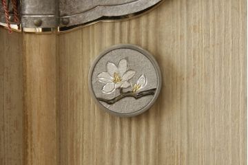 中古　伝統工芸士　永松修一作　秀鳳刻　上品な雰囲気漂う金具が魅力的な加茂総桐箪笥・上段(並厚、総桐たんす、着物箪笥、衣装箪笥、和タンス、引き出し)(R-082939)