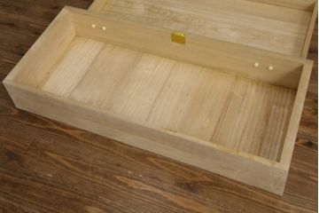 中古　伝統工芸士　永松修一作　秀鳳刻　上品な雰囲気漂う金具が魅力的な加茂総桐箪笥・下段(並厚、総桐たんす、収納箪笥、衣装箪笥、和タンス、引き出し、テレビ台、テレビボード)(R-082940)