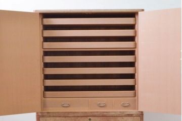 中古　伝統工芸品　金具に上品な花の図柄をあしらった加茂総桐箪笥・上段(胴丸、総桐たんす、着物箪笥、衣装箪笥、和タンス、引き出し)(R-082941)