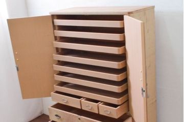 中古　伝統工芸品　金具に上品な花の図柄をあしらった加茂総桐箪笥・上段(胴丸、総桐たんす、着物箪笥、衣装箪笥、和タンス、引き出し)(R-082941)