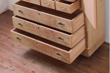 中古　伝統工芸品　金具に上品な花の図柄をあしらった加茂総桐箪笥・下段(胴丸、総桐たんす、収納箪笥、衣装箪笥、和タンス、引き出し、チェスト、テレビ台、テレビボード)(R-082942)
