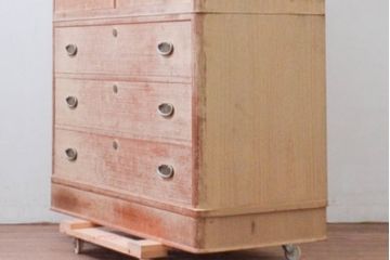 中古　伝統工芸品　金具に上品な花の図柄をあしらった加茂総桐箪笥・下段(胴丸、総桐たんす、収納箪笥、衣装箪笥、和タンス、引き出し、チェスト、テレビ台、テレビボード)(R-082942)