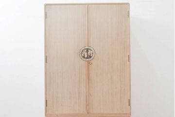 中古　伝統工芸士　中沢和夫作　意匠を凝らした金具が目を引く引き出し1杯付き加茂総桐箪笥ワードローブ・上段(並厚、四方丸、総桐たんす、衣装箪笥、洋服タンス)(R-082945)