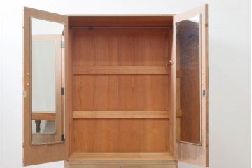 中古　伝統工芸士　中沢和夫作　意匠を凝らした金具が目を引く引き出し1杯付き加茂総桐箪笥ワードローブ・上段(並厚、四方丸、総桐たんす、衣装箪笥、洋服タンス)(R-082945)