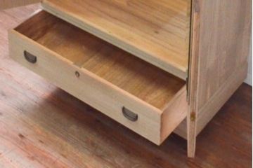 中古　伝統工芸士　中沢和夫作　意匠を凝らした金具が目を引く引き出し1杯付き加茂総桐箪笥・下段(並厚、四方丸、総桐たんす、衣装箪笥、チェスト、サイドチェスト)(R-082946)