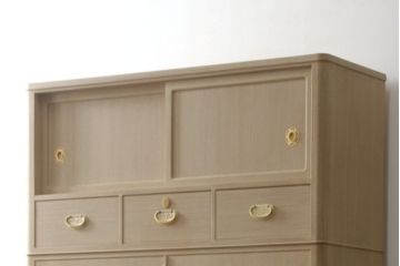 中古　広島・府中家具　日本伝統木芸士　大畠輝登作　備後府中　寿山作　金色の装飾が上品な雰囲気を醸し出す 総桐箪笥・上段(総桐たんす、胴丸、和タンス、収納棚、戸棚、ローボード、テレビ台、テレビボード、引き出し、サイドボード)(R-082950)