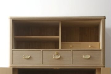 中古　広島・府中家具　日本伝統木芸士　大畠輝登作　備後府中　寿山作　金色の装飾が上品な雰囲気を醸し出す 総桐箪笥・上段(総桐たんす、胴丸、和タンス、収納棚、戸棚、ローボード、テレビ台、テレビボード、引き出し、サイドボード)(R-082950)