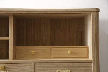 中古　広島・府中家具　日本伝統木芸士　大畠輝登作　備後府中　寿山作　金色の装飾が上品な雰囲気を醸し出す 総桐箪笥・上段(総桐たんす、胴丸、和タンス、収納棚、戸棚、ローボード、テレビ台、テレビボード、引き出し、サイドボード)(R-082950)