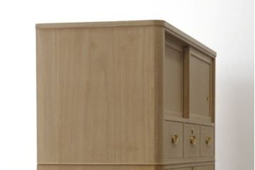 中古　広島・府中家具　日本伝統木芸士　大畠輝登作　備後府中　寿山作　金色の装飾が上品な雰囲気を醸し出す 総桐箪笥・上段(総桐たんす、胴丸、和タンス、収納棚、戸棚、ローボード、テレビ台、テレビボード、引き出し、サイドボード)(R-082950)