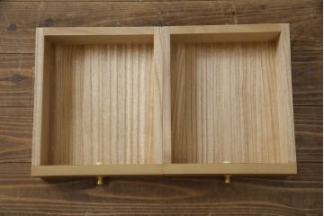 中古　広島・府中家具　日本伝統木芸士　大畠輝登作　備後府中　寿山作　金色の装飾が上品な雰囲気を醸し出す 総桐箪笥・上段(総桐たんす、胴丸、和タンス、収納棚、戸棚、ローボード、テレビ台、テレビボード、引き出し、サイドボード)(R-082950)