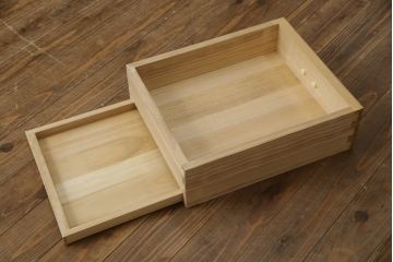 中古　広島・府中家具　日本伝統木芸士　大畠輝登作　備後府中　寿山作　金色の装飾が上品な雰囲気を醸し出す 総桐箪笥・上段(総桐たんす、胴丸、和タンス、収納棚、戸棚、ローボード、テレビ台、テレビボード、引き出し、サイドボード)(R-082950)