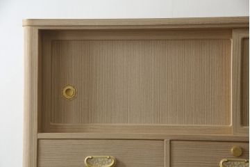 中古　広島・府中家具　日本伝統木芸士　大畠輝登作　備後府中　寿山作　金色の装飾が上品な雰囲気を醸し出す 総桐箪笥・上段(総桐たんす、胴丸、和タンス、収納棚、戸棚、ローボード、テレビ台、テレビボード、引き出し、サイドボード)(R-082950)