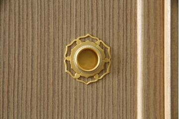 中古　広島・府中家具　日本伝統木芸士　大畠輝登作　備後府中　寿山作　金色の装飾が上品な雰囲気を醸し出す 総桐箪笥・上段(総桐たんす、胴丸、和タンス、収納棚、戸棚、ローボード、テレビ台、テレビボード、引き出し、サイドボード)(R-082950)