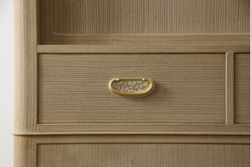 中古　広島・府中家具　日本伝統木芸士　大畠輝登作　備後府中　寿山作　金色の装飾が上品な雰囲気を醸し出す 総桐箪笥・上段(総桐たんす、胴丸、和タンス、収納棚、戸棚、ローボード、テレビ台、テレビボード、引き出し、サイドボード)(R-082950)