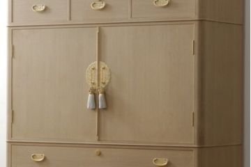 中古　広島・府中家具　日本伝統木芸士　大畠輝登作　備後府中　寿山作　金色の装飾が上品な雰囲気を醸し出す 総桐箪笥・中段(総桐たんす、胴丸、和タンス、衣装箪笥、収納タンス)(R-082951)