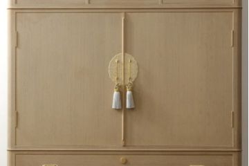 中古　広島・府中家具　日本伝統木芸士　大畠輝登作　備後府中　寿山作　金色の装飾が上品な雰囲気を醸し出す 総桐箪笥・中段(総桐たんす、胴丸、和タンス、衣装箪笥、収納タンス)(R-082951)