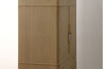 中古　広島・府中家具　日本伝統木芸士　大畠輝登作　備後府中　寿山作　金色の装飾が上品な雰囲気を醸し出す 総桐箪笥・中段(総桐たんす、胴丸、和タンス、衣装箪笥、収納タンス)(R-082951)