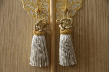 中古　広島・府中家具　日本伝統木芸士　大畠輝登作　備後府中　寿山作　金色の装飾が上品な雰囲気を醸し出す 総桐箪笥・中段(総桐たんす、胴丸、和タンス、衣装箪笥、収納タンス)(R-082951)