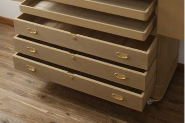 中古　広島・府中家具　日本伝統木芸士　大畠輝登作　備後府中　寿山作　金色の装飾が上品な雰囲気を醸し出す 総桐箪笥・下段(総桐たんす、胴丸、収納箪笥、衣装箪笥、和タンス、引き出し、チェスト、サイドチェスト、テレビ台、テレビボード)(R-082952)