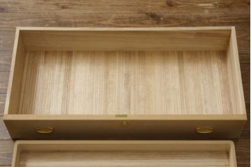 中古　広島・府中家具　日本伝統木芸士　大畠輝登作　備後府中　寿山作　金色の装飾が上品な雰囲気を醸し出す 総桐箪笥・下段(総桐たんす、胴丸、収納箪笥、衣装箪笥、和タンス、引き出し、チェスト、サイドチェスト、テレビ台、テレビボード)(R-082952)