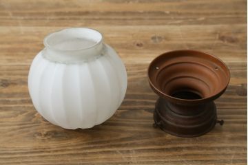 和製アンティーク　希少デザイン　襞(ひだ)模様が可愛らしい小さな天井照明カバー(ペンダントライトカバー、吊り下げ照明カバー、電笠)(R-082960)