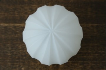 和製アンティーク　希少デザイン　襞(ひだ)模様が可愛らしい小さな天井照明　(R-082960)