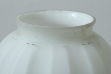 和製アンティーク　希少デザイン　襞(ひだ)模様が可愛らしい小さな天井照明　(R-082960)