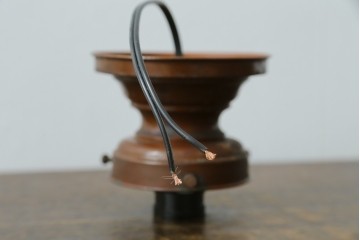 和製アンティーク　希少デザイン　襞(ひだ)模様が可愛らしい小さな天井照明　(R-082960)