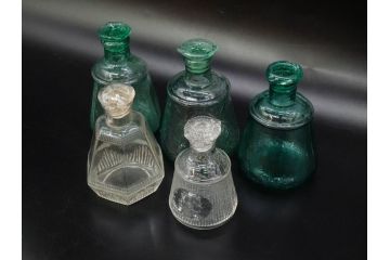 当時物　プレスガラス　レトロな味わい深いガラス瓶5点セット(ビン、醤油差し、あやめ、菖蒲、エンボス、花、桜、硝子)(R-082968)
