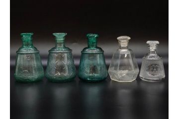 当時物　プレスガラス　レトロな味わい深いガラス瓶5点セット(ビン、醤油差し、あやめ、菖蒲、エンボス、花、桜、硝子)(R-082968)