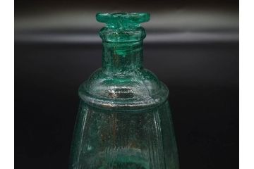 当時物　プレスガラス　レトロな味わい深いガラス瓶5点セット(ビン、醤油差し、あやめ、菖蒲、エンボス、花、桜、硝子)(R-082968)