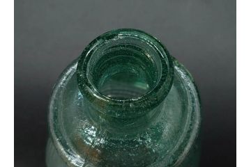 当時物　プレスガラス　レトロな味わい深いガラス瓶5点セット(ビン、醤油差し、あやめ、菖蒲、エンボス、花、桜、硝子)(R-082968)
