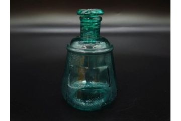 当時物　プレスガラス　レトロな味わい深いガラス瓶5点セット(ビン、醤油差し、あやめ、菖蒲、エンボス、花、桜、硝子)(R-082968)