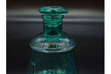 当時物　プレスガラス　レトロな味わい深いガラス瓶5点セット(ビン、醤油差し、あやめ、菖蒲、エンボス、花、桜、硝子)(R-082968)
