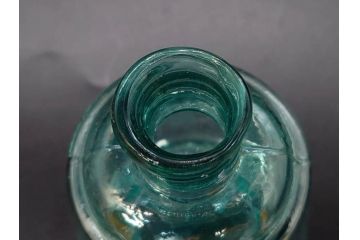 当時物　プレスガラス　レトロな味わい深いガラス瓶5点セット(ビン、醤油差し、あやめ、菖蒲、エンボス、花、桜、硝子)(R-082968)