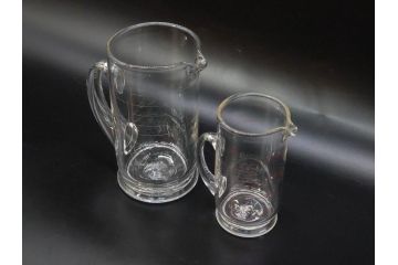 戦前　当時物　吹きガラス　落ち着いた佇まいの計量カップ2点セット(ジョッキ、花器、花瓶、花入、花生、フラワーベース、硝子、目盛付き)(R-082969)