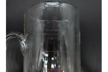 戦前　当時物　吹きガラス　落ち着いた佇まいの計量カップ2点セット(ジョッキ、花器、花瓶、花入、花生、フラワーベース、硝子、目盛付き)(R-082969)