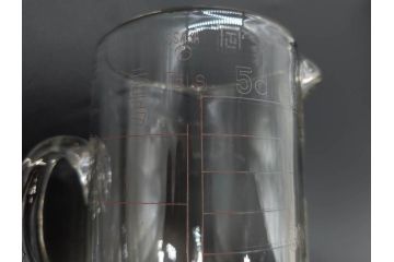 戦前　当時物　吹きガラス　落ち着いた佇まいの計量カップ2点セット(ジョッキ、花器、花瓶、花入、花生、フラワーベース、硝子、目盛付き)(R-082969)