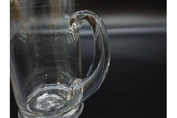 戦前　当時物　吹きガラス　落ち着いた佇まいの計量カップ2点セット(ジョッキ、花器、花瓶、花入、花生、フラワーベース、硝子、目盛付き)(R-082969)