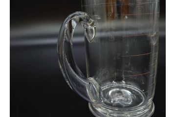戦前　当時物　吹きガラス　落ち着いた佇まいの計量カップ2点セット(ジョッキ、花器、花瓶、花入、花生、フラワーベース、硝子、目盛付き)(R-082969)