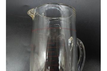 戦前　当時物　吹きガラス　落ち着いた佇まいの計量カップ2点セット(ジョッキ、花器、花瓶、花入、花生、フラワーベース、硝子、目盛付き)(R-082969)