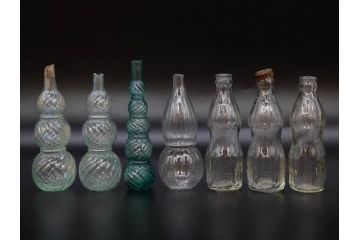 大正〜昭和初期　ニッキ水瓶　時代を重ねた味わいあるガラス瓶7点セット(ラムネ瓶、硝子、ビン、花器、花生、花入、フラワーベース、一輪挿し)(R-082972)