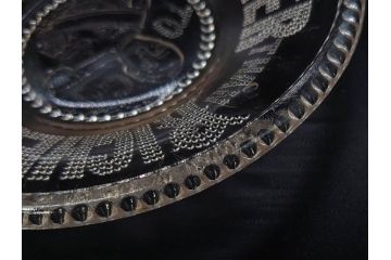 戦前　当時物　プレスガラス　大日本帝国戦捷紀念　東郷平八郎　ガラス皿2枚セット(A GOOD NAME IS BETTER THAN RICHES、格言皿、ポンド皿、小皿、戦勝記念、硝子、和ガラス)(R-082977)