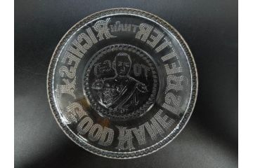 戦前　当時物　プレスガラス　大日本帝国戦捷紀念　東郷平八郎　ガラス皿2枚セット(A GOOD NAME IS BETTER THAN RICHES、格言皿、ポンド皿、小皿、戦勝記念、硝子、和ガラス)(R-082977)