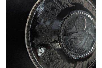 戦前　当時物　プレスガラス　大日本帝国戦捷紀念　東郷平八郎　ガラス皿2枚セット(A GOOD NAME IS BETTER THAN RICHES、格言皿、ポンド皿、小皿、戦勝記念、硝子、和ガラス)(R-082977)