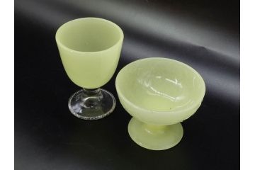 ウランガラス　プレスガラス　棗型(なつめ形)　碗型　黄練り　レトロな雰囲気溢れる氷コップ2客セット(花唐草文?、KY、グラス、硝子、和ガラス)(R-082978)