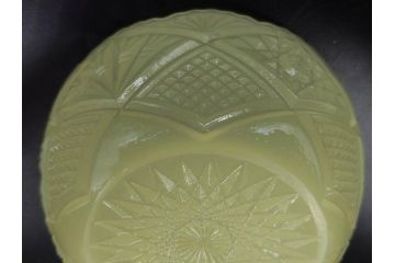 ウランガラス　黄練り　レース　どこか懐かしい雰囲気漂う小鉢2客セット(ガラス鉢、ボウル、深皿、和ガラス、硝子、プレスガラス)(R-082979)